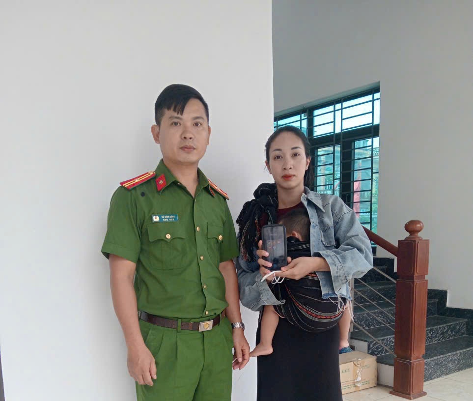 Cán bộ Công an xã Cẩm Giang tận tụy phục vụ, giúp Nhân dân tìm lại tài sản bị mất.